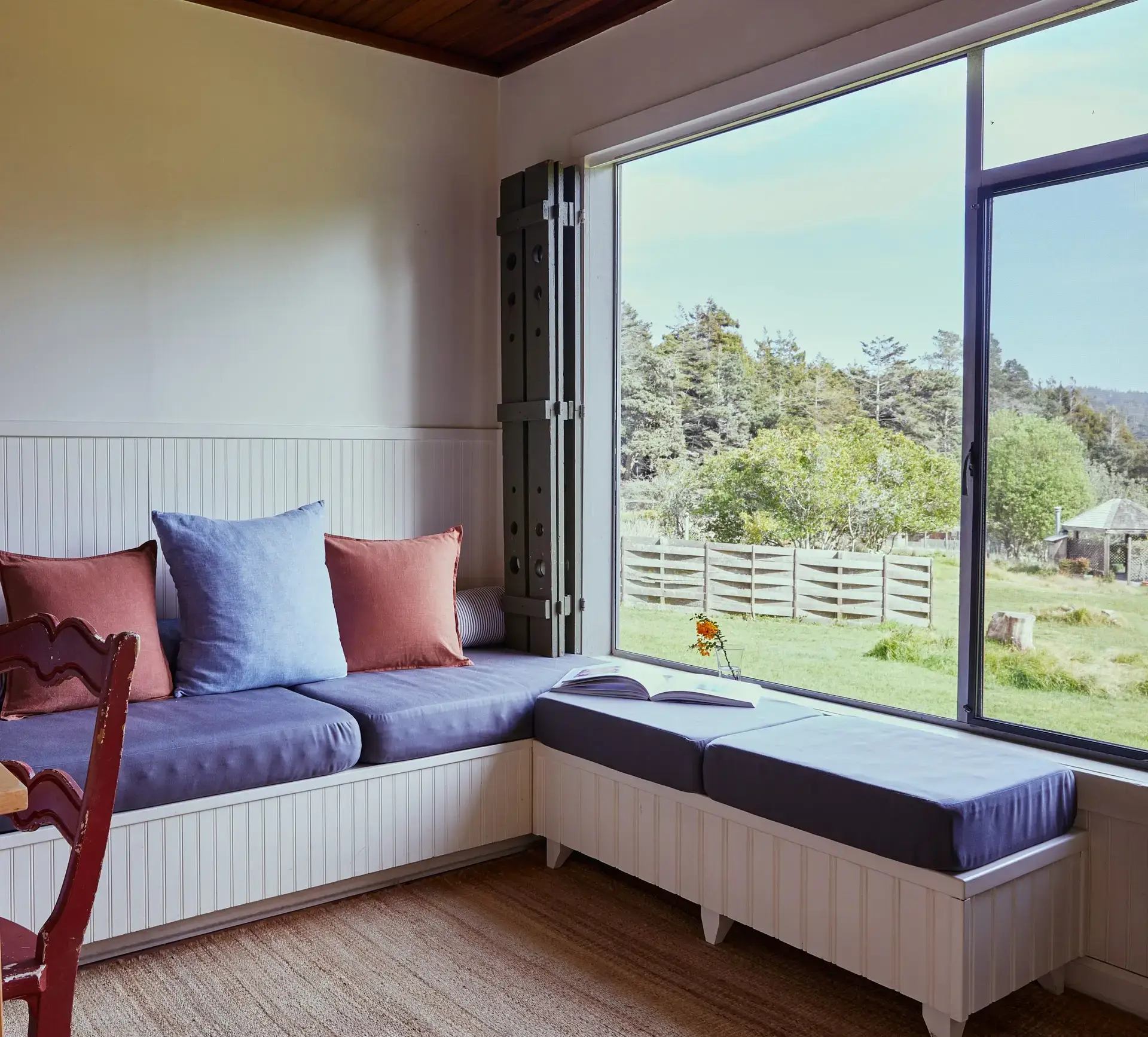 image of bench seating in living area