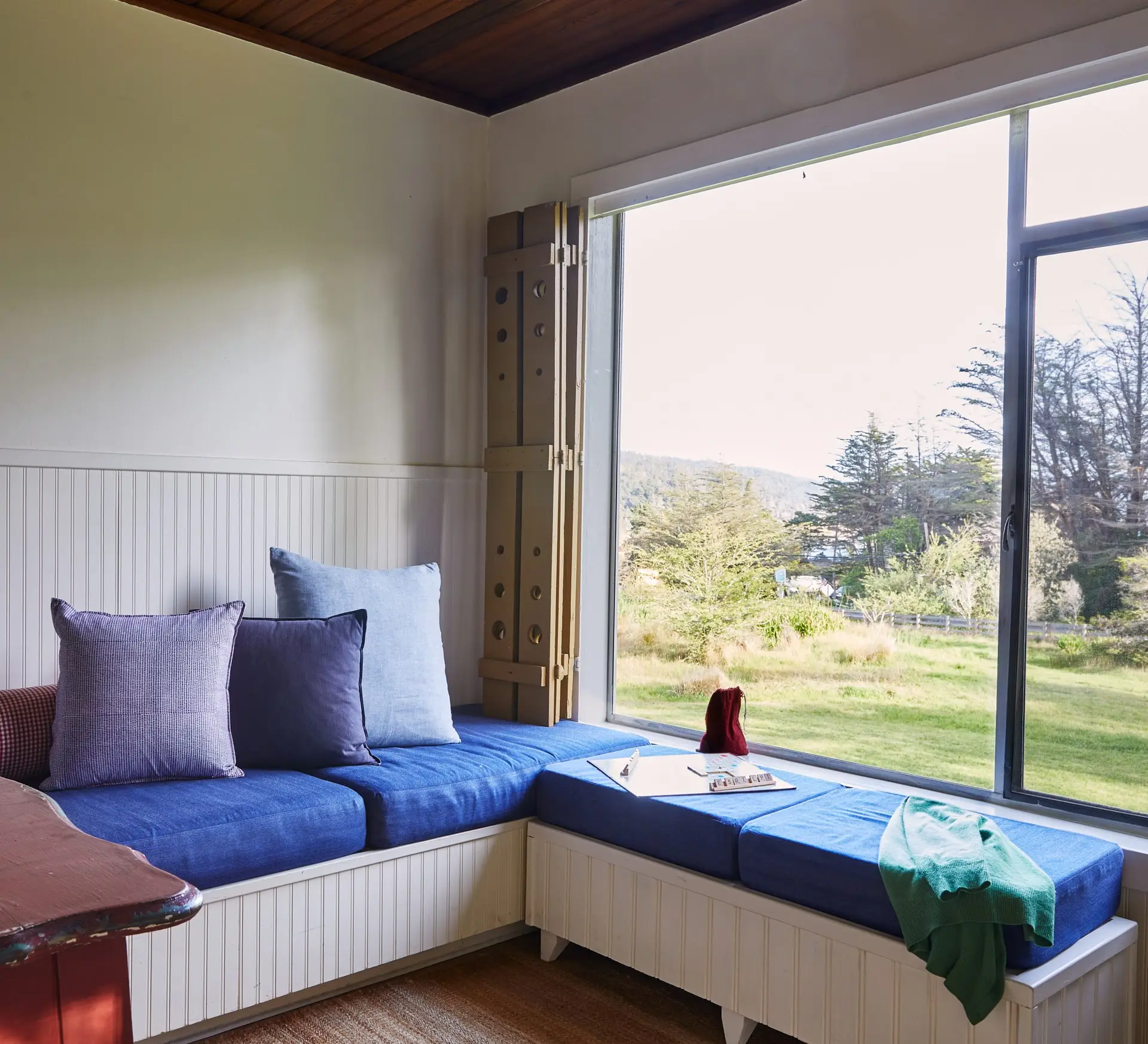 bench seating area in sitting room with big picture window